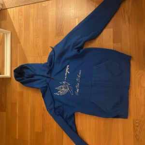 Blå hoodie med stenar. - Säljer min jätte jätte fina hoodie i s, dm för frågor och info