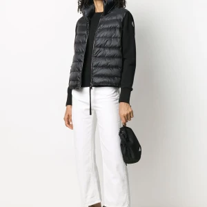 Moncler jacka - Säljer min fina moncler cardigan, använd fåtal gånger och ser inprincip ny ut. Färgen är svart och passar bra till allt, utgång, men också till vardags. Storlek 2 vilket motsvarar S/M men passar även XS. Taggar och äkthetsbevis finns!