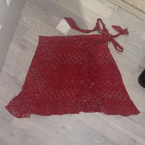 Söt kjol - Storlek MEDIUM/SMALL aldrig använd (har prislapp) köpt för ca 900kr utomlands.