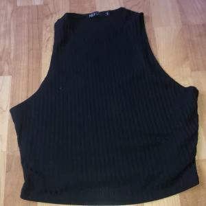 Magtröja  - En svart kort armad magtröja. 