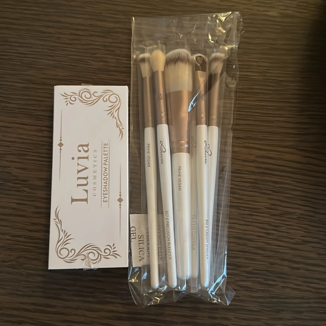 Borstar och ögonskugga palett 