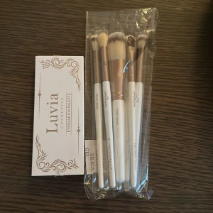 Borstar och ögonskugga palett  - Säljer borstar och ögonskugga palett från glossy boxs julkalender. Borstarna och paletten är från ett märke som heter Luvia.