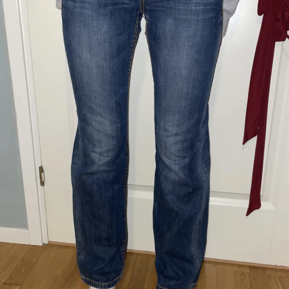 Säljer mina älskade jeans då de inte kommer till användning, köpta på Sellpy. Jag är 165 och har storlek S och dessa sitter bra på mig❤️buda gärna i kommentarerna . Jeans & Byxor.