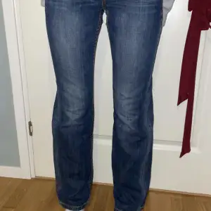 Säljer mina älskade jeans då de inte kommer till användning, köpta på Sellpy. Jag är 165 och har storlek S och dessa sitter bra på mig❤️buda gärna i kommentarerna 