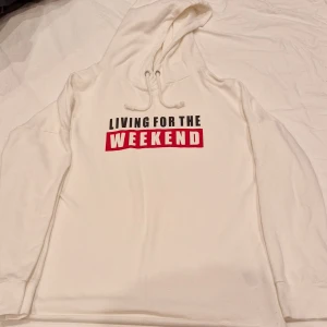 Vit hoodie med luva - Vit hoodie med tryck i bra kvalitet. Lite nopprig i tyget. Väldigt skön. Tål tvättmaskin 