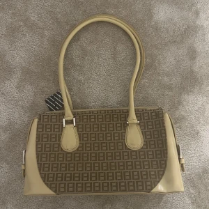 vintage väska - En vintage väska från humana, bra skick! Taggen kvar. Frakt tillkommer. 