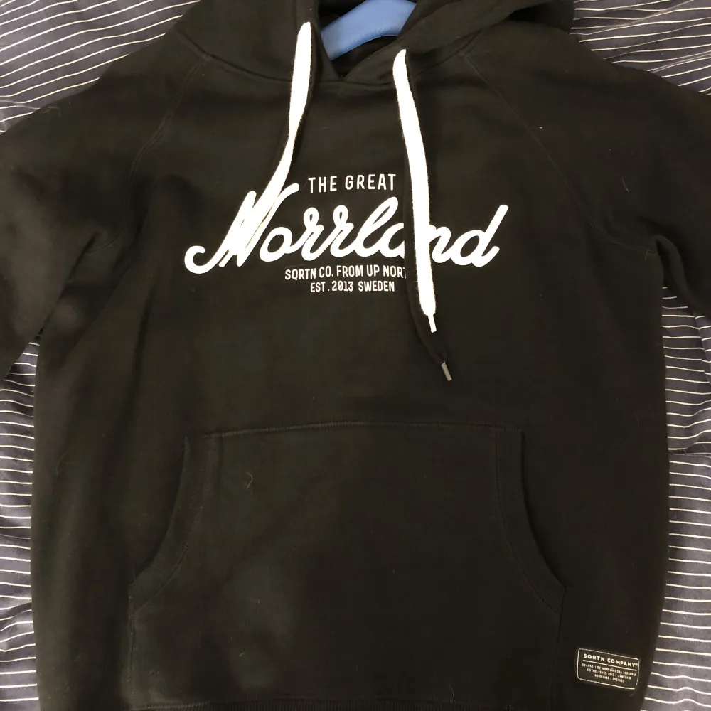 Nästan helt ny, använd ett få tal gånger. Väldigt bra skick, nypris 900kr. Hoodies.