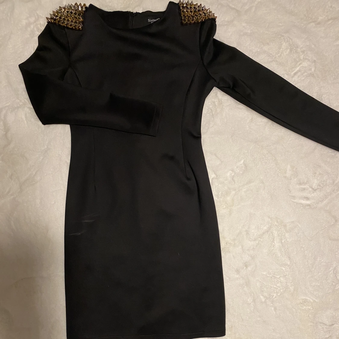 Klänning med taggar 