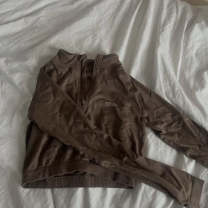 Träningströja - Säljer denna bruna träningströja från ICIW. Aldrig använd. Stryker och tvättar alltid innan jag postar.💕💕