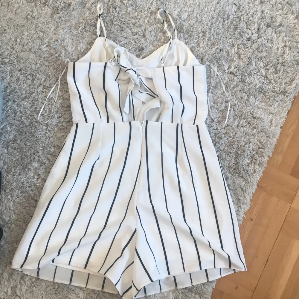 Otroligt fin vit och svartrandig kort jumpsuit🤍 passar till skolavslutning och student✨ med knytningen i ryggen sitter den perfekt och går att anpassa! Storlek S🌿. Övrigt.