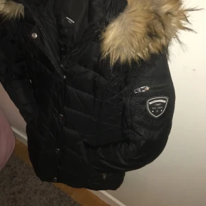 Rockandblue jacka - Säljer en svart rockandblue jacka i storlek 34, säljer pågrund av att den har blivit lite för liten. Jackan är i fint skick💕