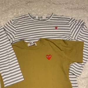 PLAY Comme des Garçons tröjor  - Säljer två tröjor från Comme des garçons, en kortärmad senapsgul och en långärmad grå vit randig. Den randiga något mer använd annars är båda i bra skick!   400kr - t-shirt 500kr - långärmad Priser går att diskuteras 💓