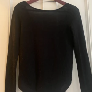 Vila top - Glittereyeliner svart top. Oanvänd med etikett.