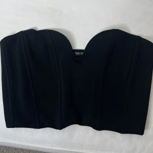 Korsettopp från ZARA  - Korsettopp från Zara, använd en gång.   Betalning via Swish 