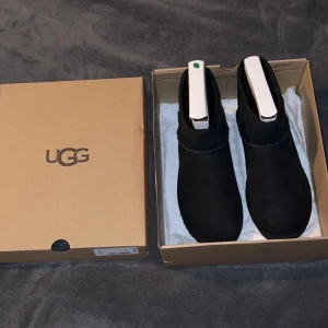 Classic mini UGG - Helt nya uggs aldrig använda med prislapp och box storlek 40 svarta.  Säljer INTE för 100kr. Säljer till den som budar högst💘