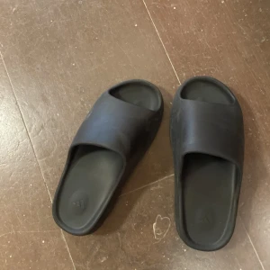 Yeezy Slides - Yeezy slides, helt nya men använda en gång. Dom satte o fångade Damn på sig men det är inga problem👍🏾