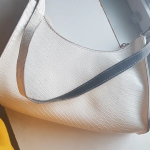 väska ifrån shein - fin vit väska ifrån shein, bra skick och inga skador. Säljer för 20 kr💖