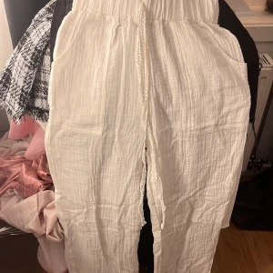Oanvända linnebyxor  - Nya och oanvända linnebyxor, strl S