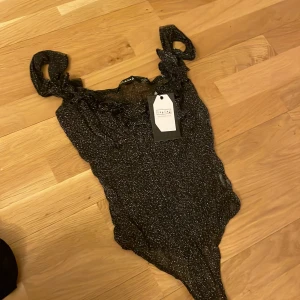 Body  - Helt ny body i storlek 38 men mer som en 36-38. Glittrig.