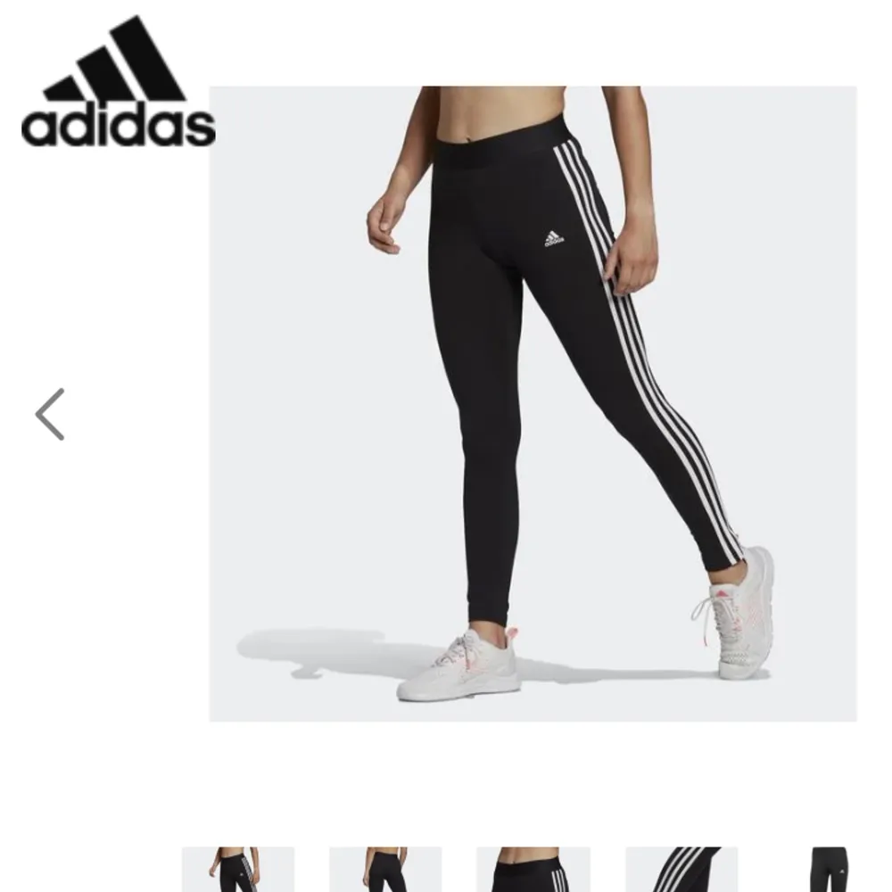 Super snygga Svarta Adidas leggings med vita ränder på sidan av benen. Tightsen är väldigt elastiska i midjan och väldigt bekväma att både träna i och ha till vardags! Tightsen är i en ny skick🫶🏼. Jeans & Byxor.