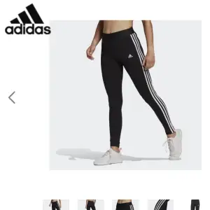 Super snygga Svarta Adidas leggings med vita ränder på sidan av benen. Tightsen är väldigt elastiska i midjan och väldigt bekväma att både träna i och ha till vardags! Tightsen är i en ny skick🫶🏼