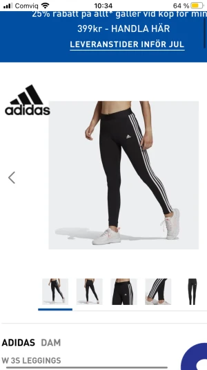  Adidas leggings  - Super snygga Svarta Adidas leggings med vita ränder på sidan av benen. Tightsen är väldigt elastiska i midjan och väldigt bekväma att både träna i och ha till vardags! Tightsen är i en ny skick🫶🏼