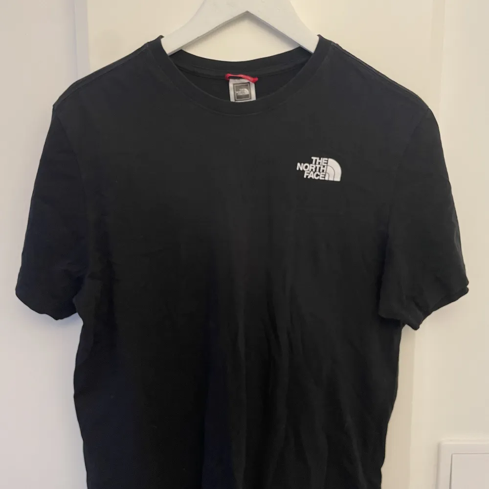 En T-shirt från The North Face med tryck på ryggen och brösten 🖤. T-shirts.