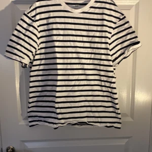 Randig t shirt  - En relaxed fit T-shirt i storlek M