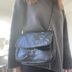 Zara väska🪩 - Perfekt för vardagen! Man kan både ha den crossbody och som axelväska🖤 I fejkskinn :)
