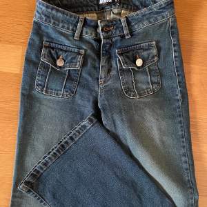 lågmidjade bootcut jeans från minga. har fina fickor på framsidan, inga på baksidan. storlek 24, men passar någon som vanligt vis har XS! köparen står för frakten <3 