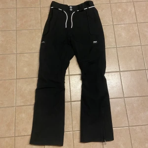Dope byxor - Säljer dessa jättesnygga skid/snowboard byxor från Dope. Svarta stl S, dam. Använda fåtal gånger i skidbacken, så i superfint skick. Stora i storleken🤍 bara att höra av dig vid fler bilder eller frågor. Skickar spårbart med postnord 69kr.