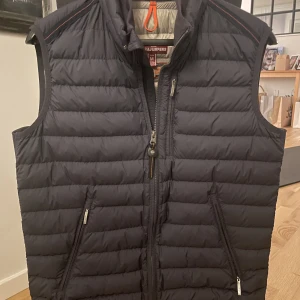 Parajumpers Super Lightweight Väst - Säljer min Parajumper Väst. Stl M Färgen är antracit. Tag finns att skanna bild 3 Cond: 9/10 Den är i princip nyskick, bara använd lite. Bara att meddela vid funderingar eller intresse! 