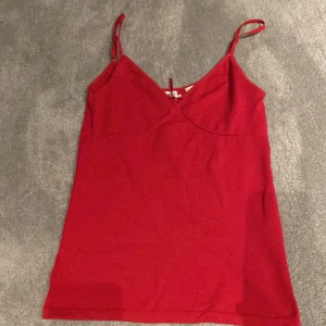 Linne - Rött linne från Saint tropez i storlek S. Stretchigt material. 💕