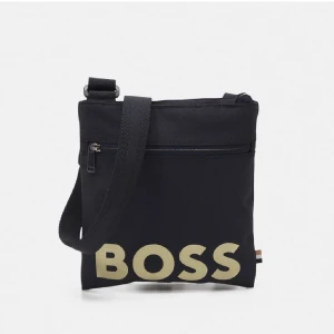 Hugo boss axelväska  - ny-skicka  köpt från zalando för 1099