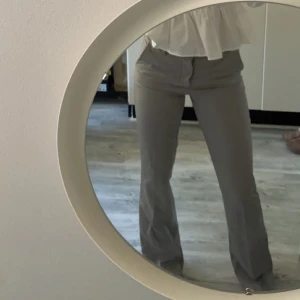 Kostymbyxor  - Säljer mina gråa kostymbyxor använda ett fåtal gånger , inga slitningar eller något liknande!💓 säljer pga hittat ett par liknande nya byxor 🙌🏼De sitter bra i längden på mig som är 170