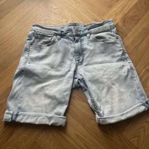 Snygga jeansshorts  - Herr jeansshorts i fint skick!  Storleken är oklar men gissar på S/M