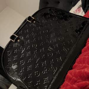 Louis Vuitton Väska med riktigt lås (nyckel till låset saknas)