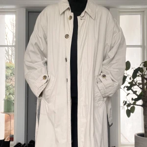 Oversized trenchcoat  - En ljus använd oversized trenchcoat. Funkar att köra med eller utan spänne!🤍🤍 