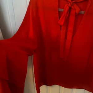 Blus med öppen rygg - En nästan aldrig använd blus från ginatricot med öppen rygg och knytning superfin på! Storlek 36