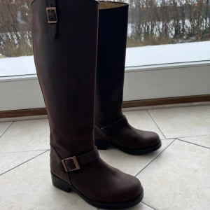 Johnny Bulls  - Använda fåtal gånger. Bra skick. Storlek 38 men stora i storleken. Passar mig som har 39.