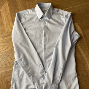 Fin skjorta  - Vit fin skjorta!   Hela kostym outfiten finns i min profil. 