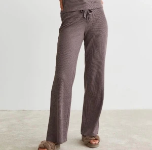 H&M mysbyxor - Säljer dessa jättefina mysbyxorna ifrån H&M då de inte kommit till användning, frakt tillkommer💕