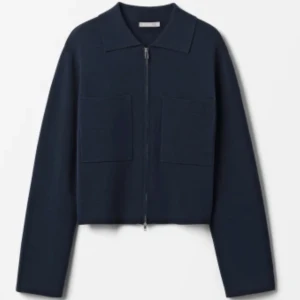 Cardigan med dragkedja - Köpt på Åhlens för 499kr i höstas, kommer tyvärr inte till användning längre. 