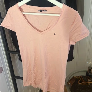 Tommy hilfiger - Rosa T-shirt från Tommy hilfiger i s.  Frakt tillkommer 