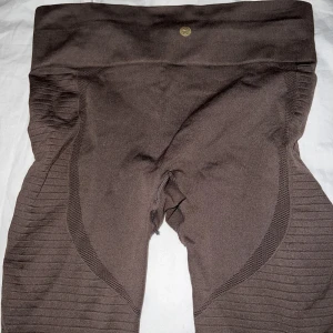 Tränings tights  - Mörkbruna tränings thights. Jätte skönt och stretchigt material. Använd två gånger.