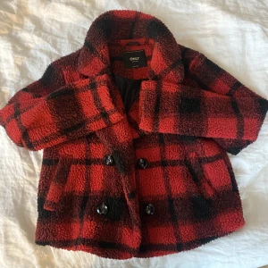 Rutig teddyjacka! - Söt rödrutig teddyjacka, mysig och varm!