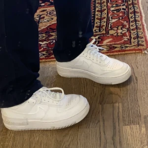 Nike Air skor - Säljer dessa snygga Nike air Forex skorna som är i helt nytt skick, använda två gånger. Skriv om ni vill ha fler bilder.