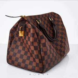 TRYCK EJ PÅ KÖP NU. Budgivning pågår här: https://auctionet.com/2591248-louis-vuitton-speedy-30-handvaska-monstrad-damier-ebene-canvas-med-morkbruna-skinndetaljer-fodrad-med-rod-textil-ett-mindre-fack-invandigt-tillhorande-las-markt-med-datumkod-frankrike