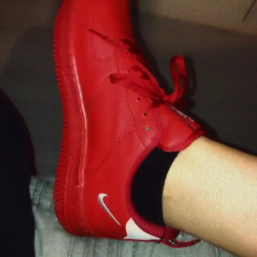 Röda skor från Nike i storlek 39-40 Använda några gånger i fint skick (fake) . Skor.