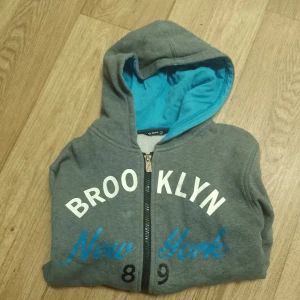 Fin tröja  - Fin tröja med dragkedja , storlek 134/140